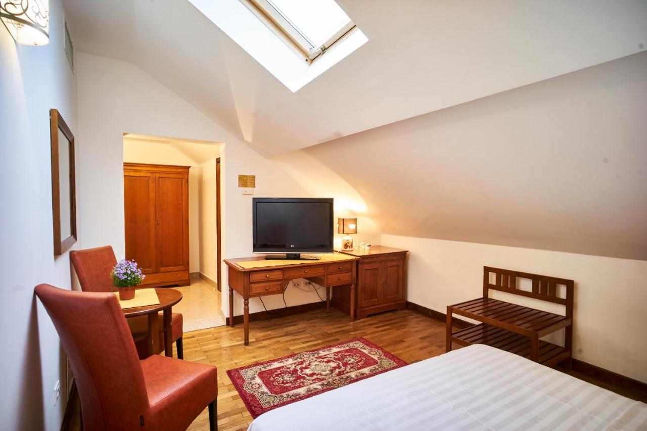 Cozy Attic Room VI Bucureşti Ngoại thất bức ảnh